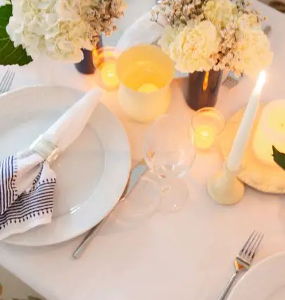Glowy candlelit summer table setting with Phoenician Yellow PlastiDip peelable spray paint DIY project on Thou Swell #diy #diyproject #plastidip #spraypaint #yellowpaint #tablesetting #tablescape #dinnerparty